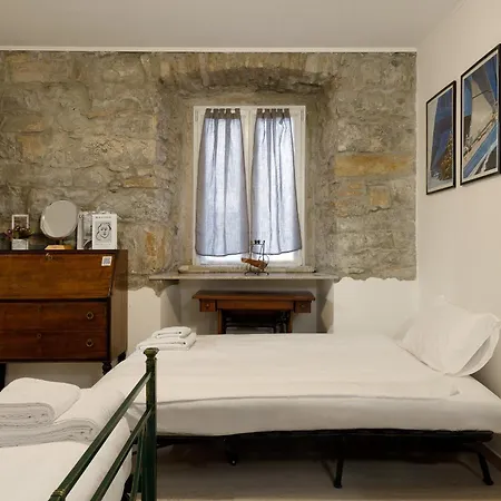 Pietra, Legno E Versi, Casa Carducci A דירה