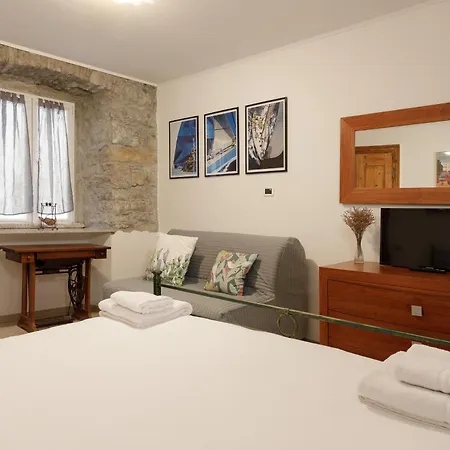 דירה Pietra, Legno E Versi, Casa Carducci A *